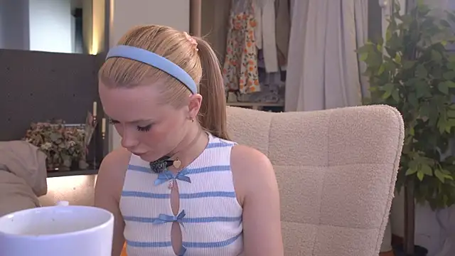 Snapshot of LexieLoree chatting on June 27, 2026, 3:01 am LexieLoree online show from June 27, 2026, 3:01 am