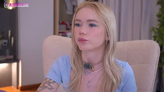 LexieLoree online show from April 19, 2026, 2:34 am