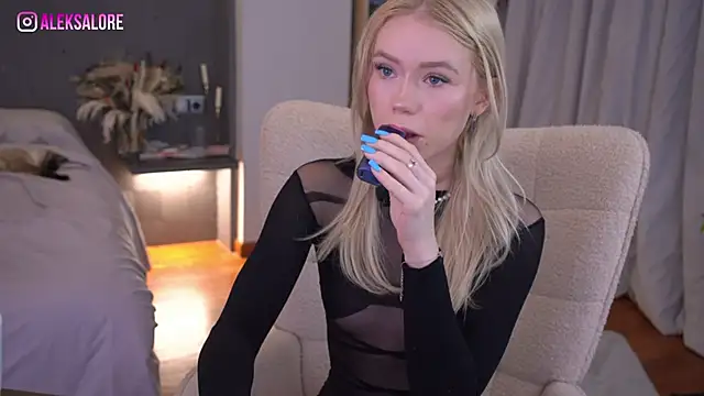 LexieLoree online show from April 13, 2026, 2:26 am