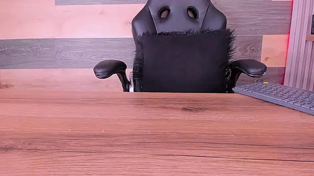 Snapshot of EmmilyCristal chatting on March 21, 2025, 11:34 pm EmmilyCristal online show from March 21, 2025, 11:34 pm