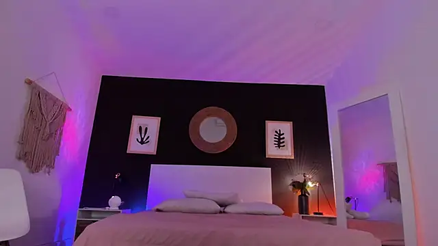 VioletPaket online show from October 1, 2025, 1:26 pm