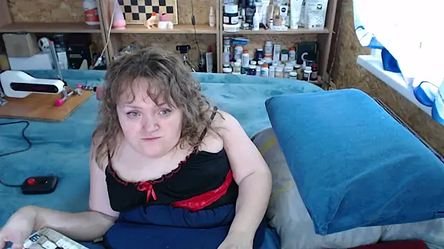 Snapshot of MiniNatalie chatting on October 5, 2025, 9:11 am MiniNatalie online show from October 5, 2025, 9:11 am