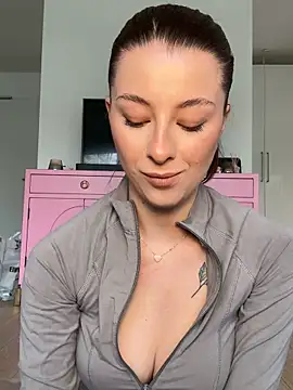 Mia-Minou online show from April 9, 2026, 7:58 am