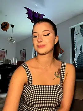 Mia-Minou online show from October 2, 2025, 1:47 pm