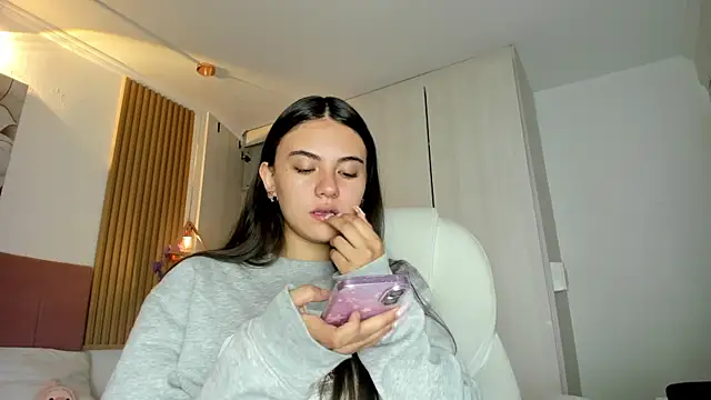 mia nevaeh online show from April 5, 2026, 8:37 pm