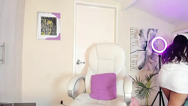 mia nevaeh online show from November 4, 2025, 8:56 pm