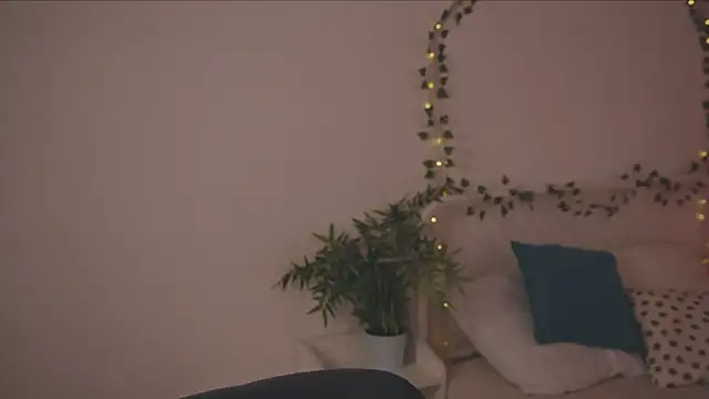 Snapshot of Freckle_Diyana chatting on October 12, 2025, 10:11 pm Freckle Diyana online show from October 12, 2025, 10:11 pm