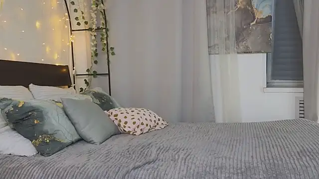 Snapshot of Freckle_Diyana chatting on May 6, 2026, 4:27 am Freckle Diyana online show from May 6, 2026, 4:27 am