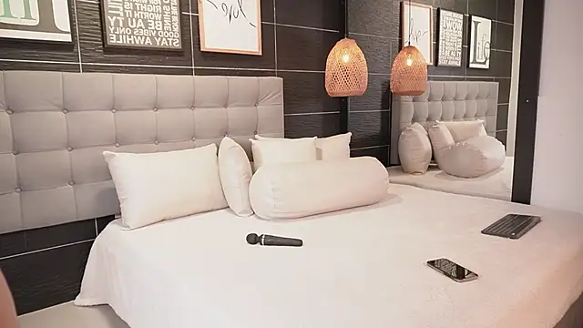 Snapshot of Bella_TS_ chatting on September 23, 2025, 9:33 pm Bella TS online show from September 23, 2025, 9:33 pm