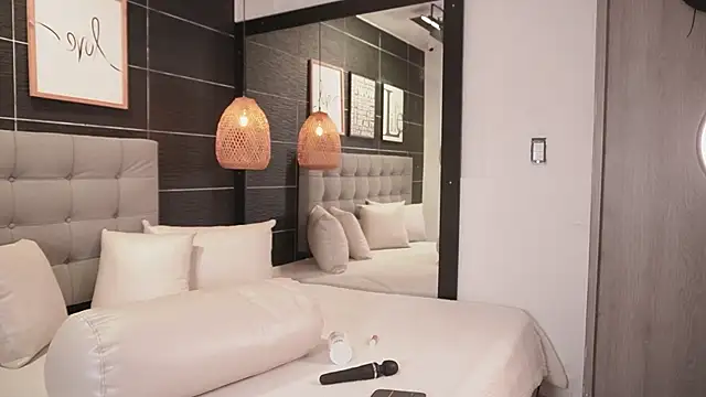 Snapshot of Bella_TS_ chatting on October 3, 2025, 10:22 pm Bella TS online show from October 3, 2025, 10:22 pm