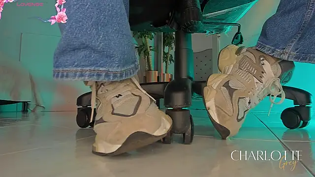 charlotte  grey online show from December 4, 2025, 7:46 pm