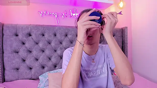 Mia thompson 19 online show from November 6, 2025, 5:28 pm