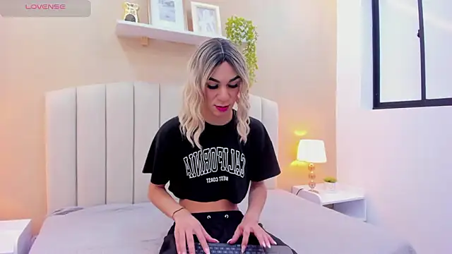 Mia thompson 19 online show from March 13, 2026, 8:03 pm