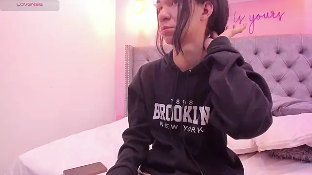 Mia thompson 19 online show from November 3, 2025, 3:48 pm