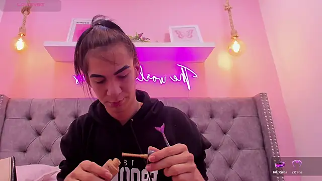 Mia thompson 19 online show from November 5, 2025, 2:09 pm