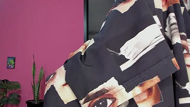 Snapshot of Juanadearco5 chatting on January 4, 2025, 10:34 pm Juanadearco5 online show from January 4, 2025, 10:34 pm