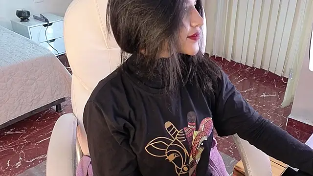 petite molly  online show from January 7, 2026, 1:05 pm