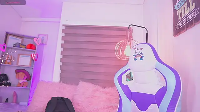 madelyn rose  online show from September 23, 2025, 1:23 am