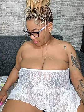 Snapshot of ExclusiveLeexx chatting on February 19, 2026, 2:47 pm ExclusiveLeexx online show from February 19, 2026, 2:47 pm