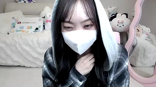 momo room online show from October 25, 2025, 2:07 pm