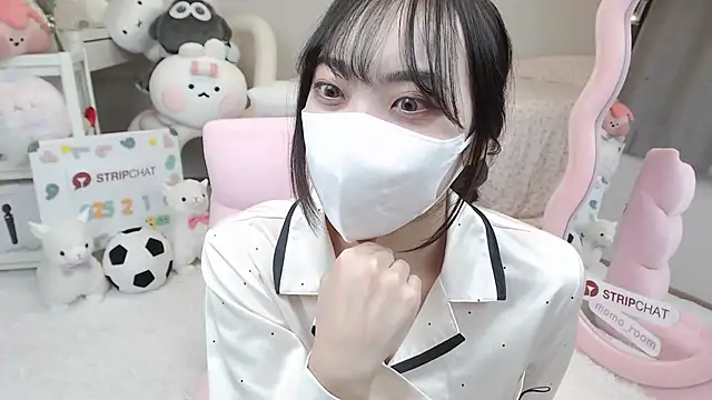 momo room online show from February 1, 2025, 9:43 am