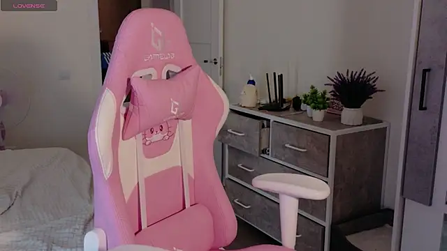 Snapshot of cinnabon_girls chatting on October 4, 2025, 1:51 am cinnabon girls online show from October 4, 2025, 1:51 am