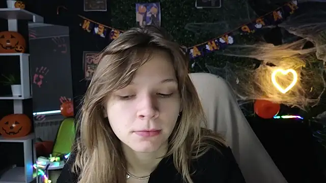 Snapshot of LitaBrom chatting on October 21, 2025, 1:38 am LitaBrom online show from October 21, 2025, 1:38 am