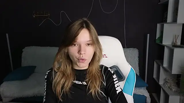 Snapshot of LitaBrom chatting on October 10, 2025, 8:04 am LitaBrom online show from October 10, 2025, 8:04 am