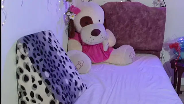 italagomez  online show from December 17, 2025, 11:21 pm