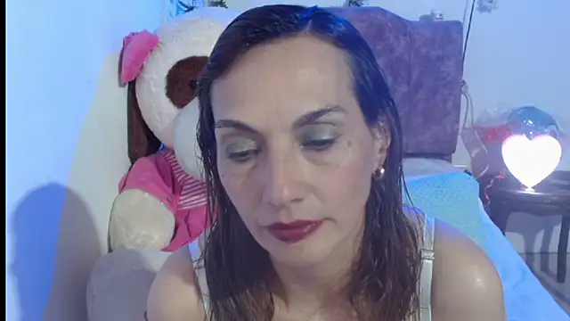 italagomez  online show from October 18, 2025, 9:06 pm