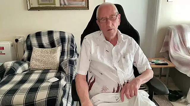 Snapshot of cutaboverest chatting on July 7, 2026, 7:28 pm cutaboverest online show from July 7, 2026, 7:28 pm