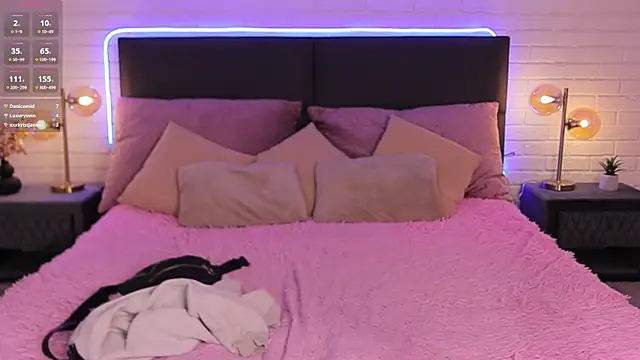 Selena Lily online show from October 16, 2025, 12:24 pm