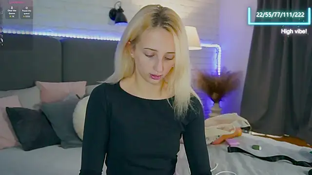 Selena Lily online show from September 29, 2025, 6:09 am