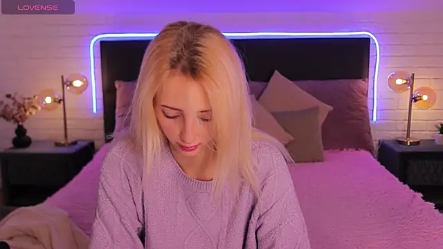 Selena Lily online show from October 4, 2025, 5:53 am