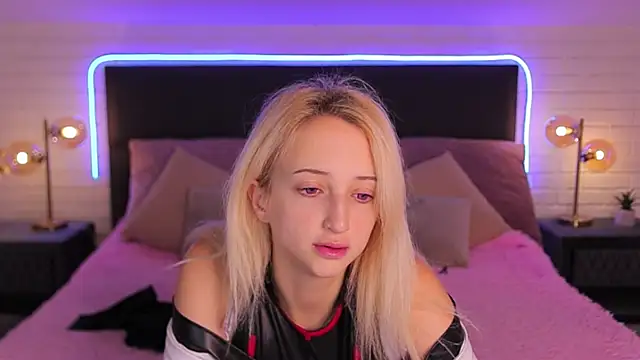 Selena Lily online show from October 10, 2025, 6:14 am