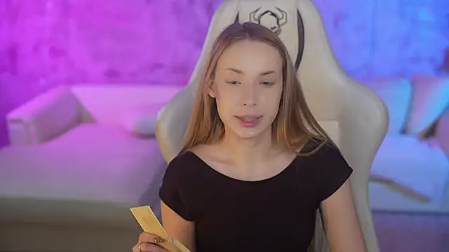 Snapshot of Linda054 chatting on October 7, 2025, 12:22 am Linda054 online show from October 7, 2025, 12:22 am