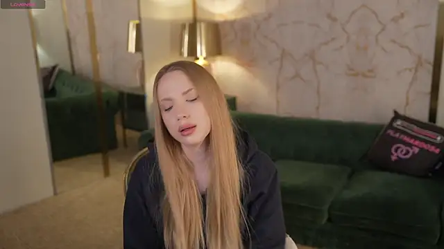 Snapshot of Linda054 chatting on October 14, 2025, 4:35 am Linda054 online show from October 14, 2025, 4:35 am