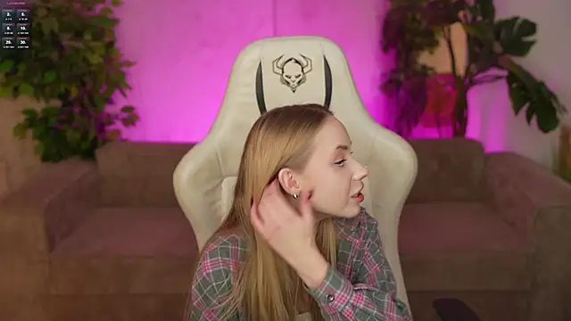 Snapshot of Linda054 chatting on October 27, 2025, 8:32 pm Linda054 online show from October 27, 2025, 8:32 pm