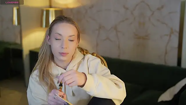 Snapshot of Linda054 chatting on September 30, 2025, 1:00 am Linda054 online show from September 30, 2025, 1:00 am