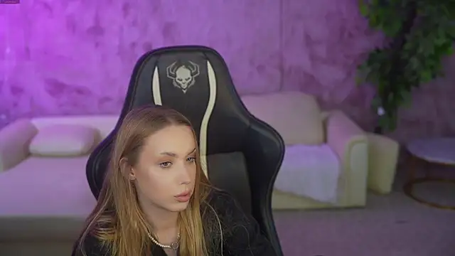 Snapshot of Linda054 chatting on October 9, 2025, 4:02 am Linda054 online show from October 9, 2025, 4:02 am