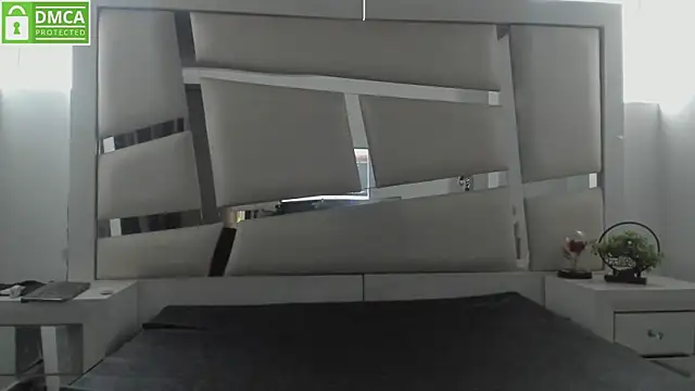 chrystal js online show from February 5, 2026, 5:42 pm