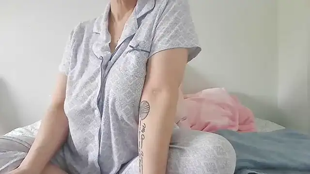 Snapshot of BlueEyezIrish chatting on November 2, 2025, 7:19 pm BlueEyezIrish online show from November 2, 2025, 7:19 pm