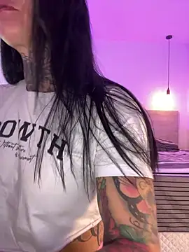 YasmimBrasil online show from November 10, 2025, 4:45 pm