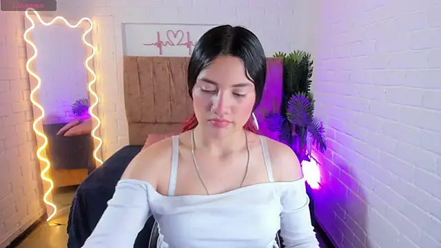 Snapshot of Chiara_tay chatting on October 2, 2025, 7:28 pm Chiara tay online show from October 2, 2025, 7:28 pm