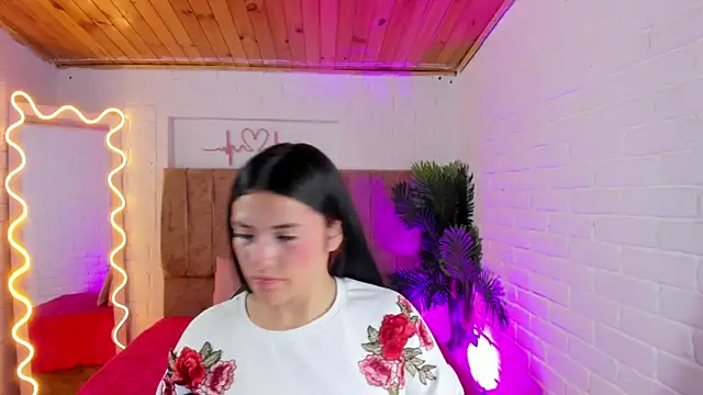 Snapshot of Chiara_tay chatting on October 15, 2025, 7:22 pm Chiara tay online show from October 15, 2025, 7:22 pm