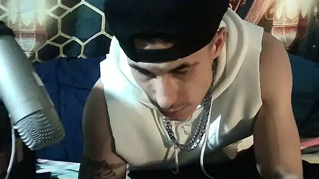 Snapshot of --D-a-D-D-y- chatting on October 21, 2025, 5:40 am --D-a-D-D-y- online show from October 21, 2025, 5:40 am