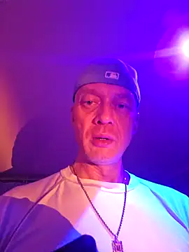 Snapshot of McdyllanXX chatting on March 10, 2025, 11:38 pm McdyllanXX online show from March 10, 2025, 11:38 pm