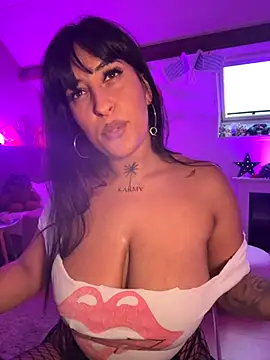 Snapshot of CarolaDrago chatting on October 2, 2025, 7:01 am CarolaDrago online show from October 2, 2025, 7:01 am