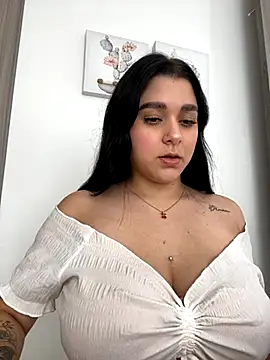 SophiaLaurens online show from September 22, 2025, 4:02 pm