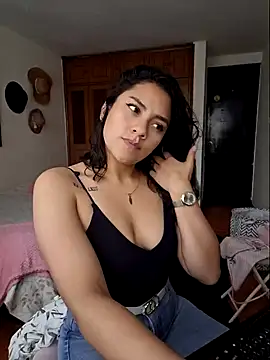 Thaliacooper  online show from December 6, 2024, 7:28 pm